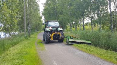 Traktori metsätiellä
