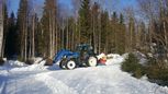 Traktori lumisella tiellä